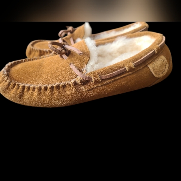 Fireside By Dearfoams Tan Suede Moccasin Slippers Womens Size 6 - Picture 4 of 5